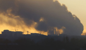 Львів'янам радять залишатися вдома через задимлення після обстрілів
