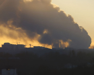 Львовянам советуют оставаться дома из-за задымления после обстрелов