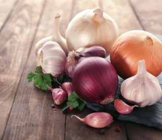 Что сделать с чесноком и луком в ноябре, чтобы сохранить сочными до нового урожая