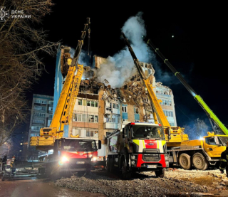 Тривають пошуково-рятувальні роботи на місці удару РФ у Тернополі - 26 загиблих, 93 поранених