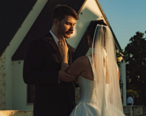 24-летний сын Чака Норриса женился и выложил чувственные фото со свадьбы