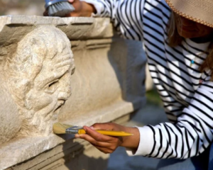 Рельефы масок раскрыли культурное развитие Кастабалы под влиянием Рима