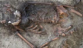 Поховання жінки епохи вікінгів здивувало науковців раковинами у роті покійної