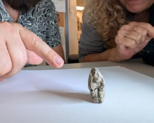 Археологи нашли древнейшую в мире фигурку взаимодействия человека и животного