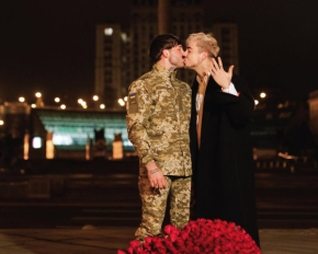 Melovin заручився з військовим ЗСУ на Майдані Незалежності: фото