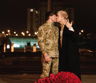 Melovin заручився з військовим ЗСУ на Майдані Незалежності: фото