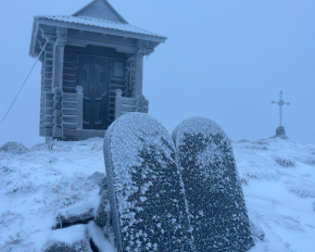 В Карпатах вдарив 12-градусний мороз - фото засніжених вершин