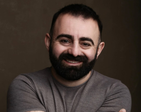 Звезда "Скаженого весілля" Арам Арзуманян упал со сцены и попал в больницу