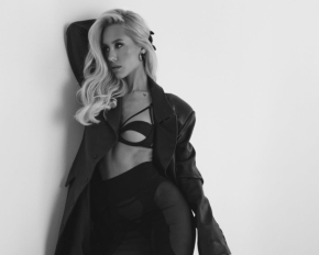 Даша Квіткова показала струнке тіло у ліфі та прозрій спідниці