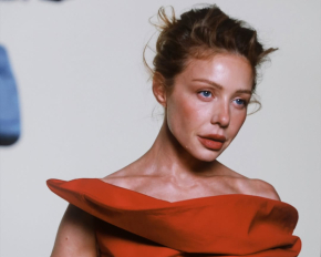 40-річна Тіна Кароль показала струнку фігуру в червоній мінісукні