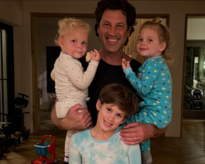 Папа дома: хореограф Макс Чмерковский показался с тремя сыновьями в пижамах