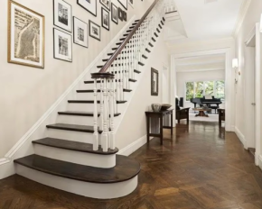 Деревянная лестница, массивная дверь и светлые комнаты: как изменилось имение из фильма "Сам дома 2"