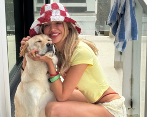 Габриэль Эпштейн в ультракоротких шортах устроила соблазнительную съемку на балконе