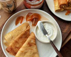 Сніданок вихідного дня: зберігайте перевірений рецепт млинців на кефірі