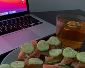 Що їсти вночі, коли доводиться працювати до ранку: поради нутриціологині