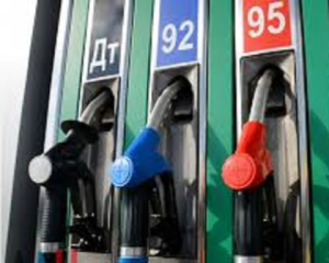 Бензин и дизель подешевели более чем на гривну за литр