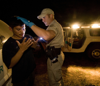 Трамп знайшов крайніх. Що стоїть за його бажанням розправитися з мігрантами і як це може вплинути на Україну