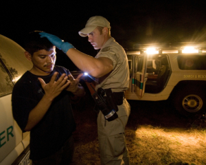 Трамп знайшов крайніх. Що стоїть за його бажанням розправитися з мігрантами і як це може вплинути на Україну
