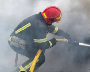 Масована атака на Київщину: є поранені, людей евакуюють