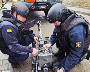 Спасатели обезвредили вражеский дрон, который попал в многоэтажку и не взорвался