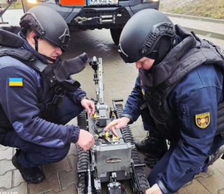 Рятувальники знешкодили ворожий дрон, який влучив у багатоповерхівку і не вибухнув
