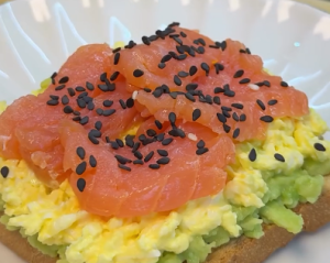 Тосты из авокадо на завтрак: готовим самый простой перекус за 5 мин.