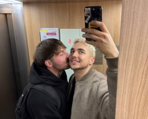 Melovin виклав нову порцію романтичних фото з нареченим-військовим