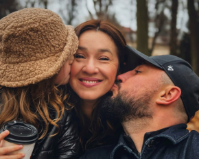 Наталка Карпа з чоловіком і донькою влаштували ніжну фотосесію в парку