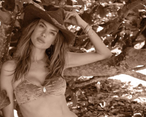 44-річна Алессандра Амбросіо у бікіні знялася на тлі гавайських пальм