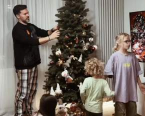 Мірошниченки у повному складі показали, як прикрашали ялинку в піжамах