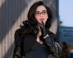 Анна Трінчер у мінісукні з глибоким декольте знялася на тлі багатоповерхівки