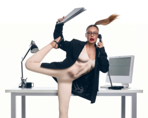 40-річна Тіна Кароль в обтислому комбінезоні влаштувала зйомку на офісному столі