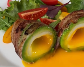 Яйцо, бекон и авокадо: как правильно объединить и создать питательный завтрак за 10 мин.