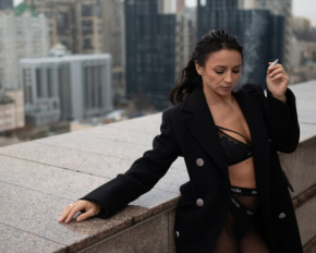 Ілона Гвоздьова у відвертих образах влаштувала фотосесію на даху багатоповерхівки