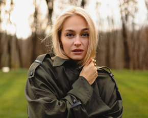 Анастасия Цимбалару в трендовом образе устроила атмосферную съемку в парке