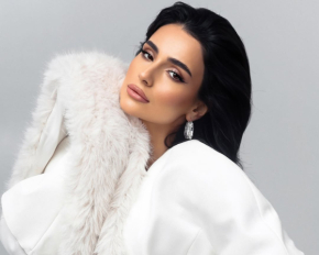 Анна Тринчер устроила фотосессию в элегантном костюме на голое тело