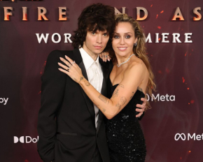 Майли Сайрус подтвердила помолвку с младшим на шесть лет барабанщиком