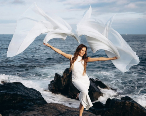 Наталка Денисенко приміряла образ ангела на тлі моря: чуттєві фото