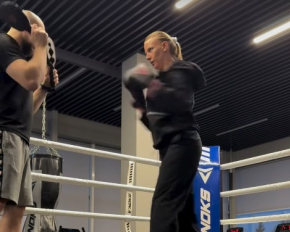 Леся Нікітюк показала, як займається боксом через шість місяців після пологів: фото