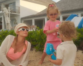 Періс Гілтон замилувала рідкісними кадрами з двома дітьми на пляжі