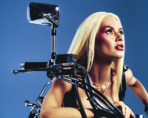 Виктория Апанасенко в кожаных шортах и корсете устроила сексуальную съемку на байке