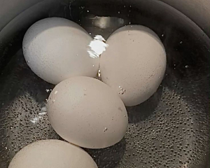 Чому не можна зварені яйця різко кидати у холодну воду: помилка, яку роблять усі