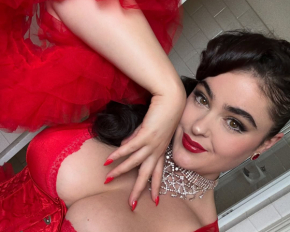 Австралійська активістка похизувалася апетитними формами в гарячій сукні