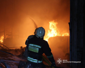 Атака РФ на Дніпро: виникла масштабна пожежа на складах
