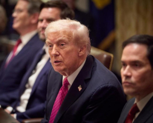 Хаос, импровизация и случайные советники: Politico о решении Трампа по Украине