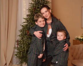 Анна Саліванчук з синами влаштувала атмосферну зйомку біля ялинки