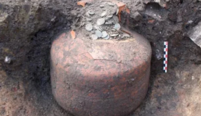 Глечики з монетами знайшли під підлогою будинку