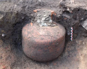 Кувшины с монетами нашли под полом дома