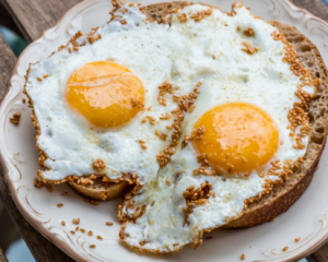 Яєчня по-новому: який інгредієнт створить новий смак популярного сніданку