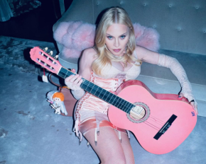 67-летняя Мадонна устроила дерзкую съемку в розовом мини-платье